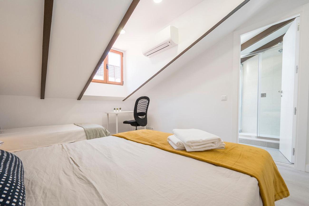 Exclusivo Atico Con Terraza En Plaza Mayor Madrid Luaran gambar