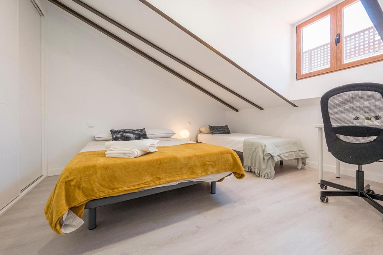 Exclusivo Atico Con Terraza En Plaza Mayor Madrid Luaran gambar