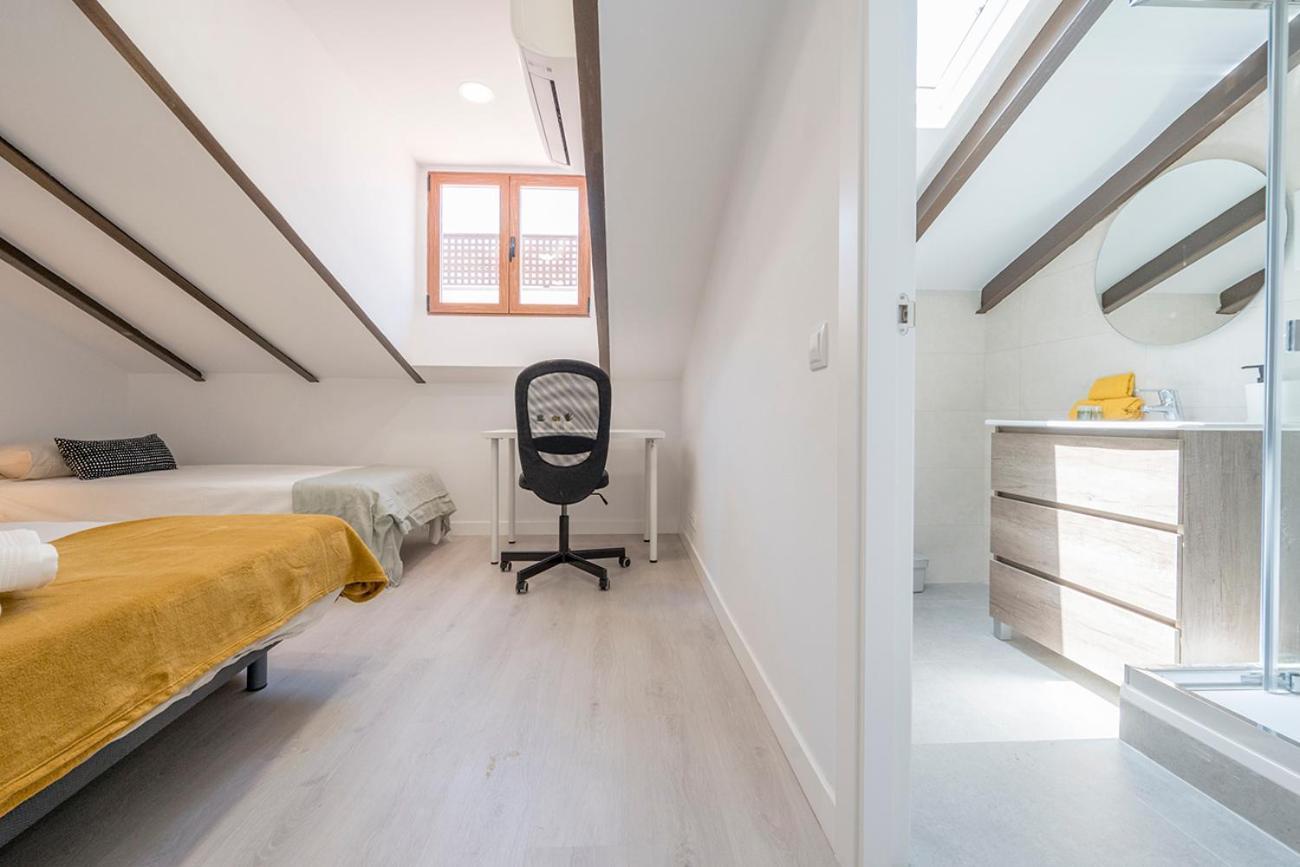 Exclusivo Atico Con Terraza En Plaza Mayor Madrid Luaran gambar